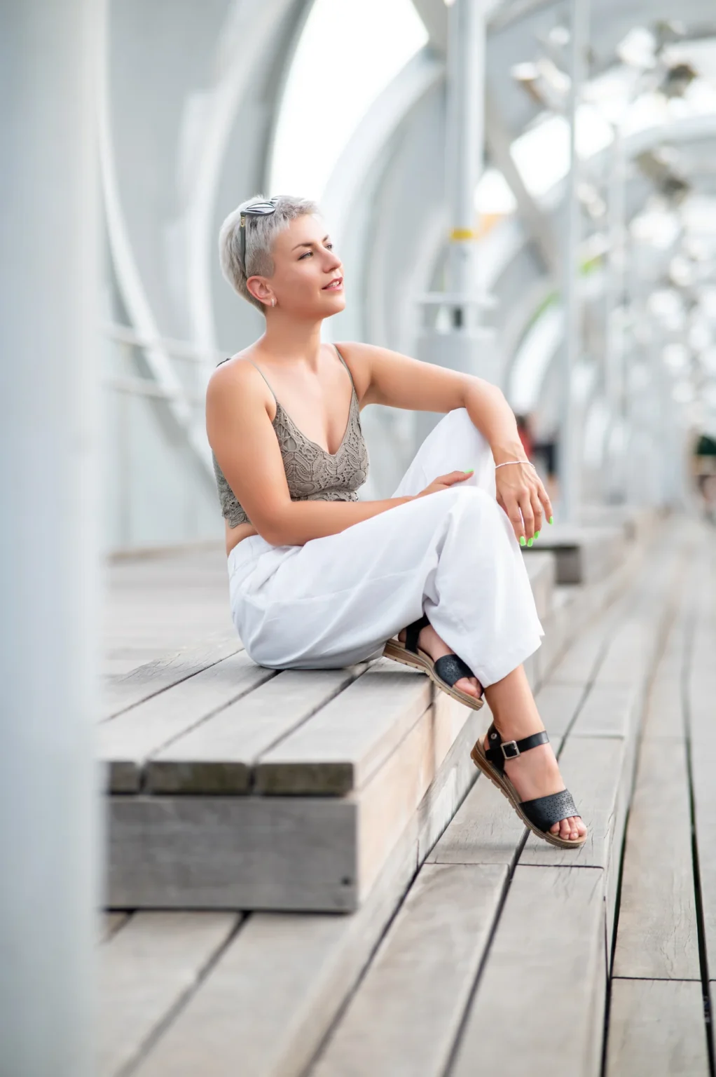 Modelo de pelo corto platino sentada en el Puente de Arganzuela de Madrid Río