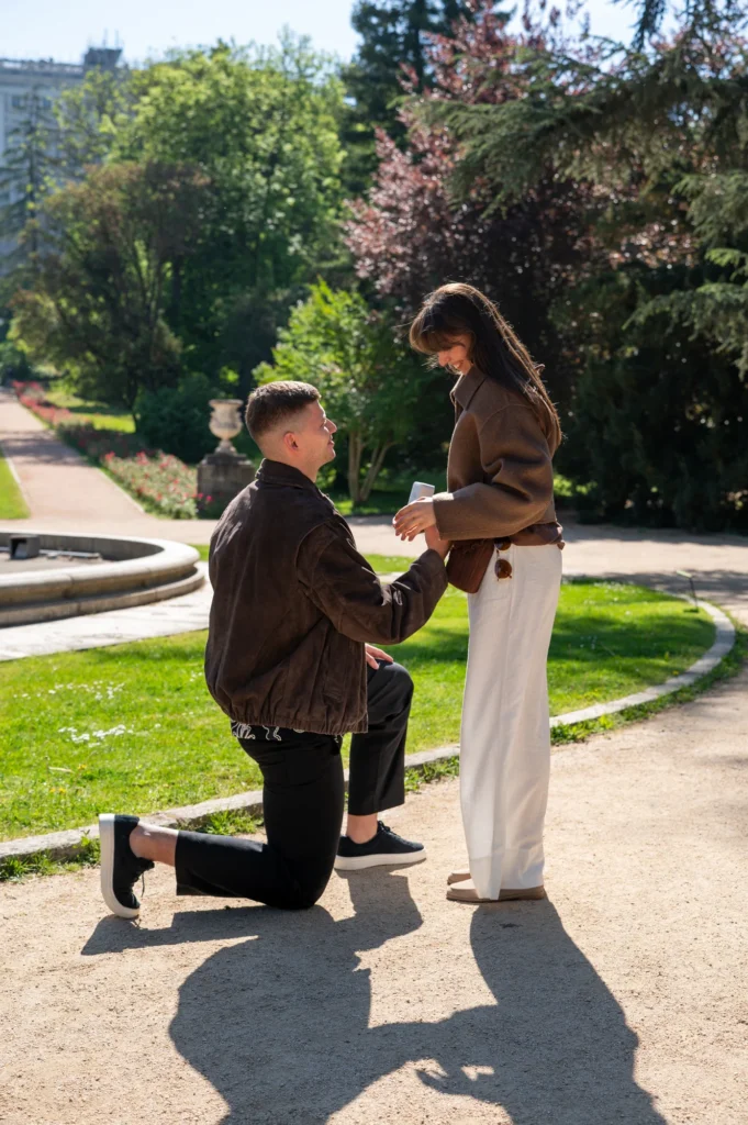 Pedida de mano con el novio arrodillado en un camino del Parque del Retiro