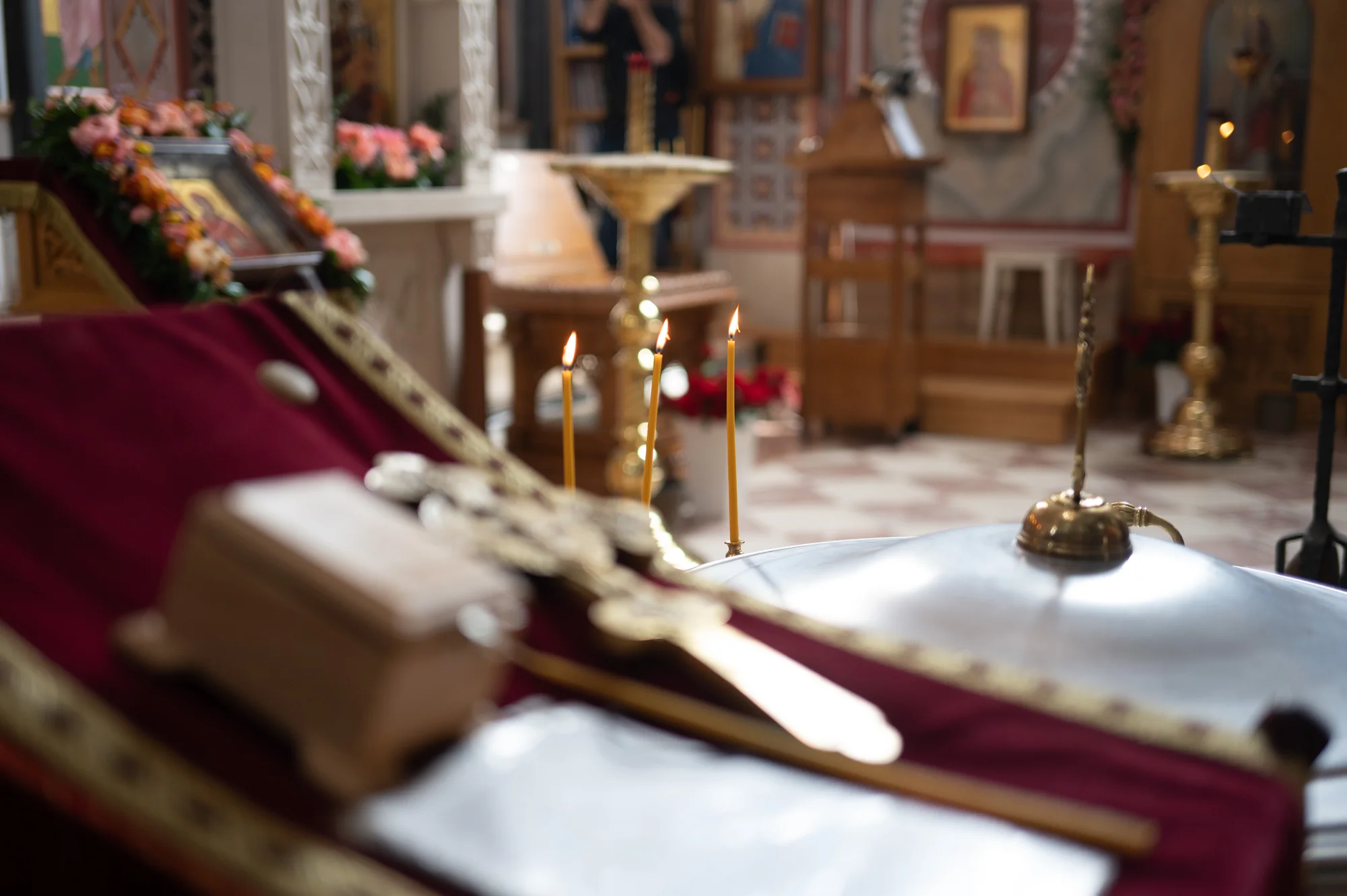 Altar de una iglesia ortodoxa con cruz y libro sagrado preparado para un bautizo en Madrid