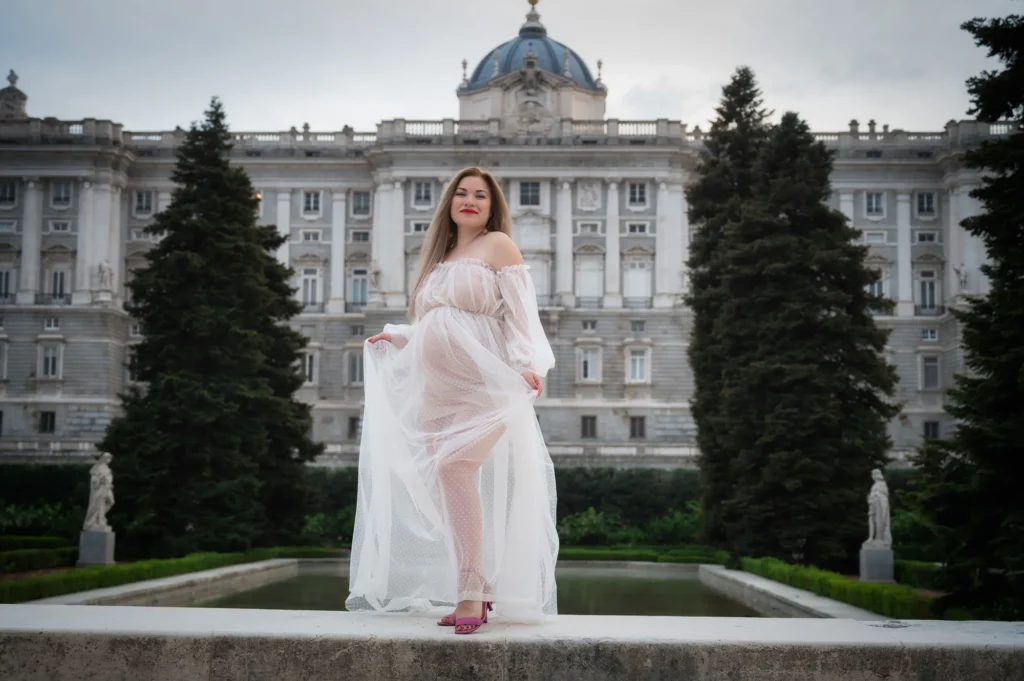 Embarazada con vestido blanco transparente en los Jardines de Sabatini frente al Palacio Real