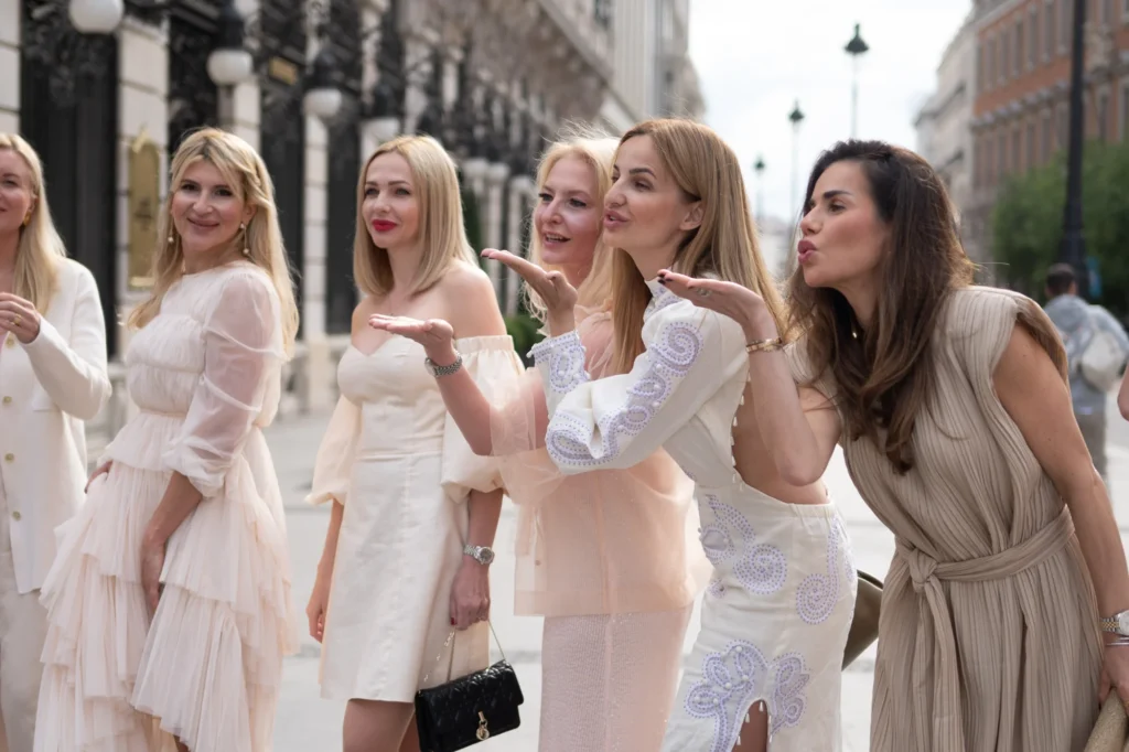 Amigas riendo y brindando en una celebración en Madrid
