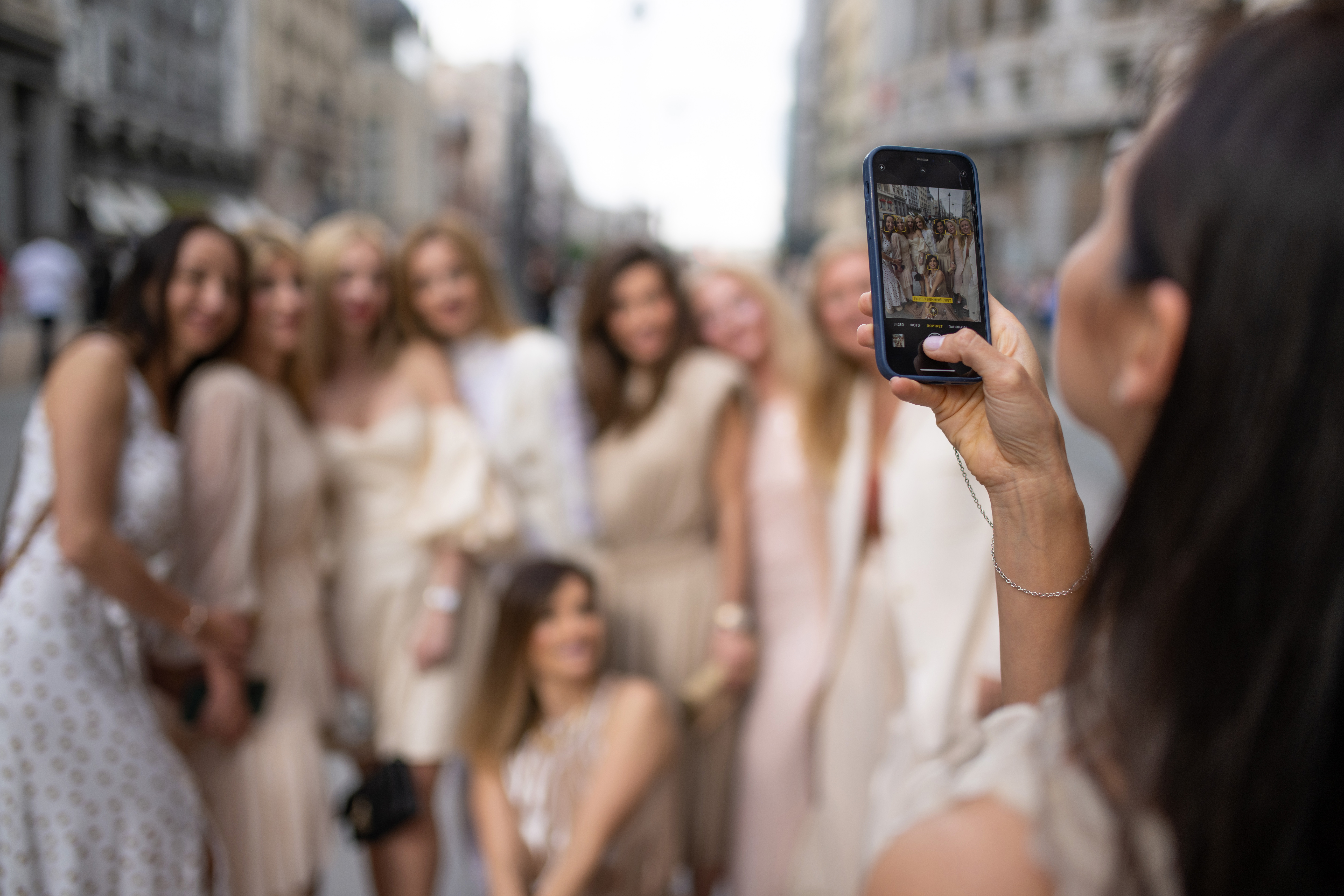 Grupo de amigas haciéndose fotos en una celebración