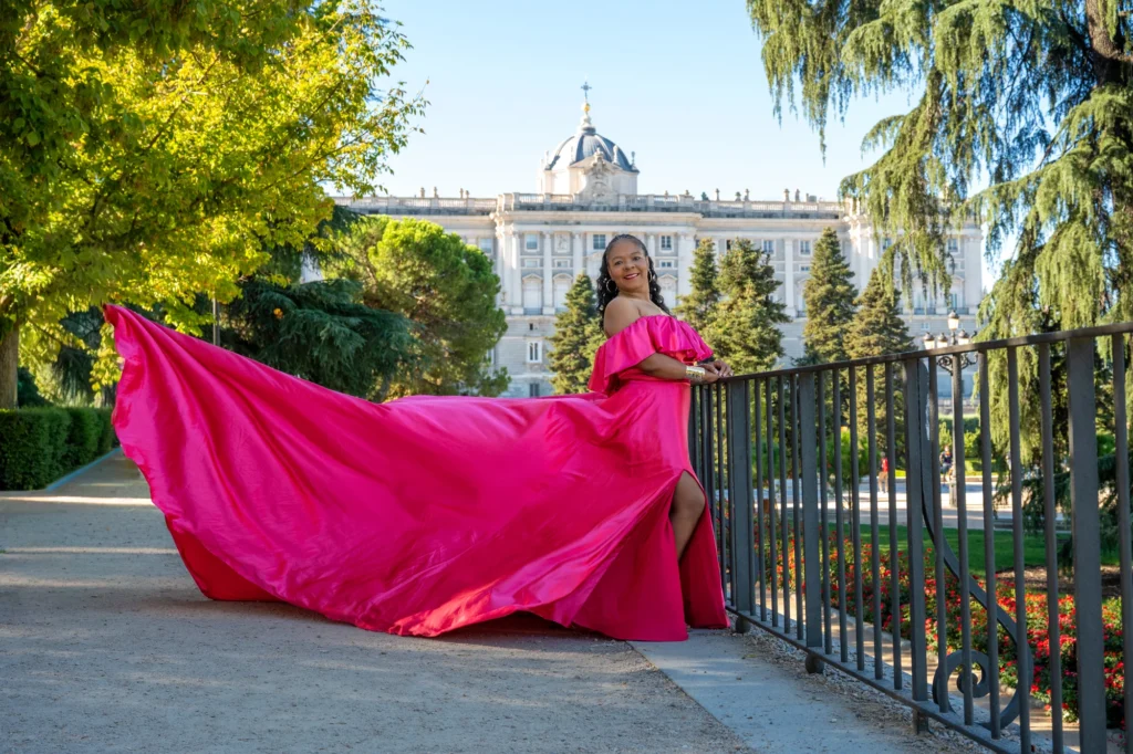 Mujer con vestido de vuelo fucsia en los Jardines de Sabatini, en Madrid, foto 4