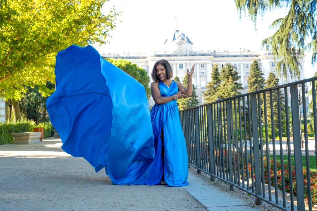 Mujer con vestido de vuelo azul en los Jardines de Sabatini, en Madrid, foto 3