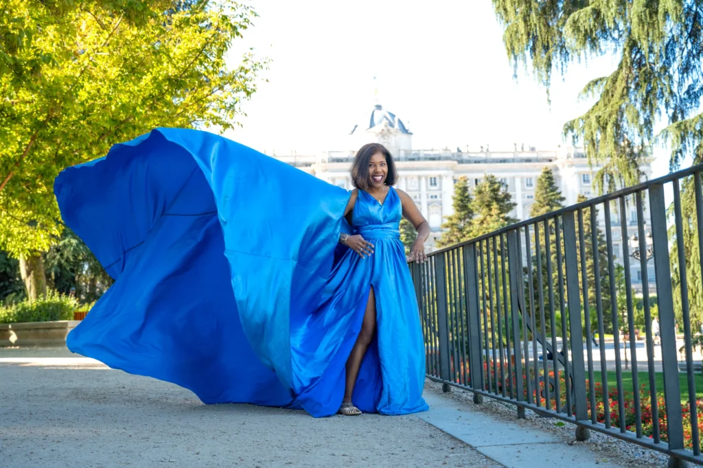 Mujer con vestido de vuelo azul en los Jardines de Sabatini, en Madrid, foto 4