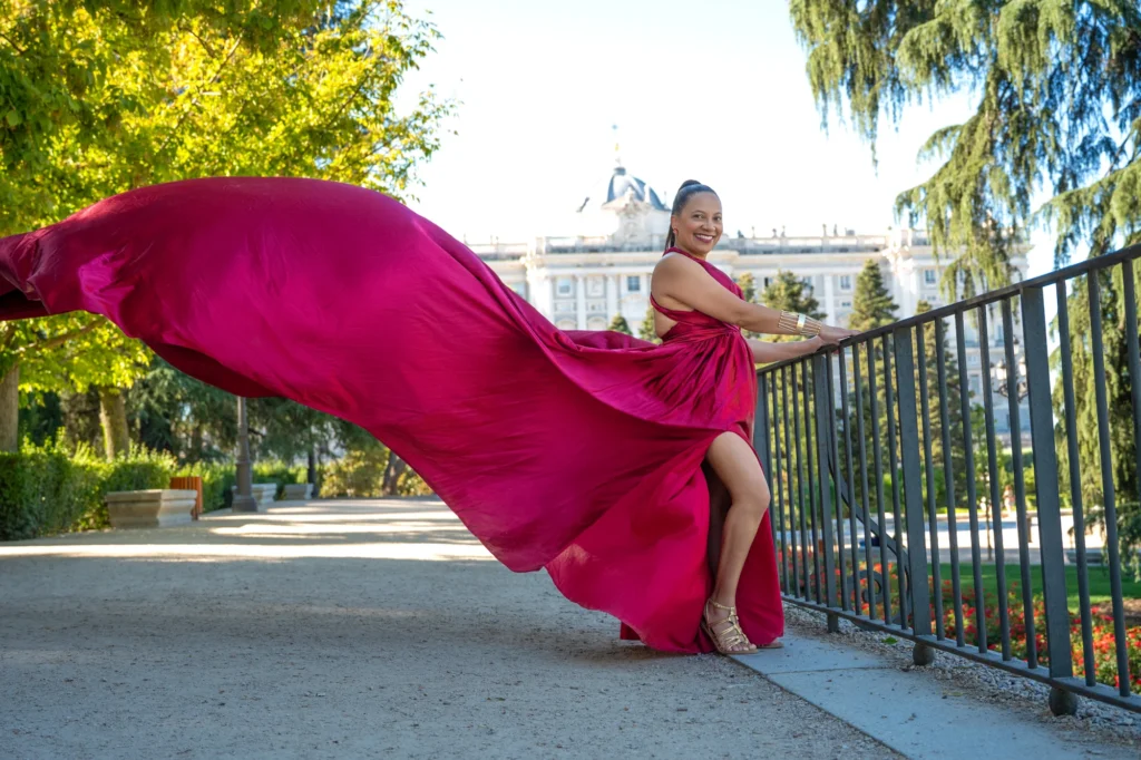 Mujer con vestido de vuelo rojo en los Jardines de Sabatini, en Madrid, foto 2