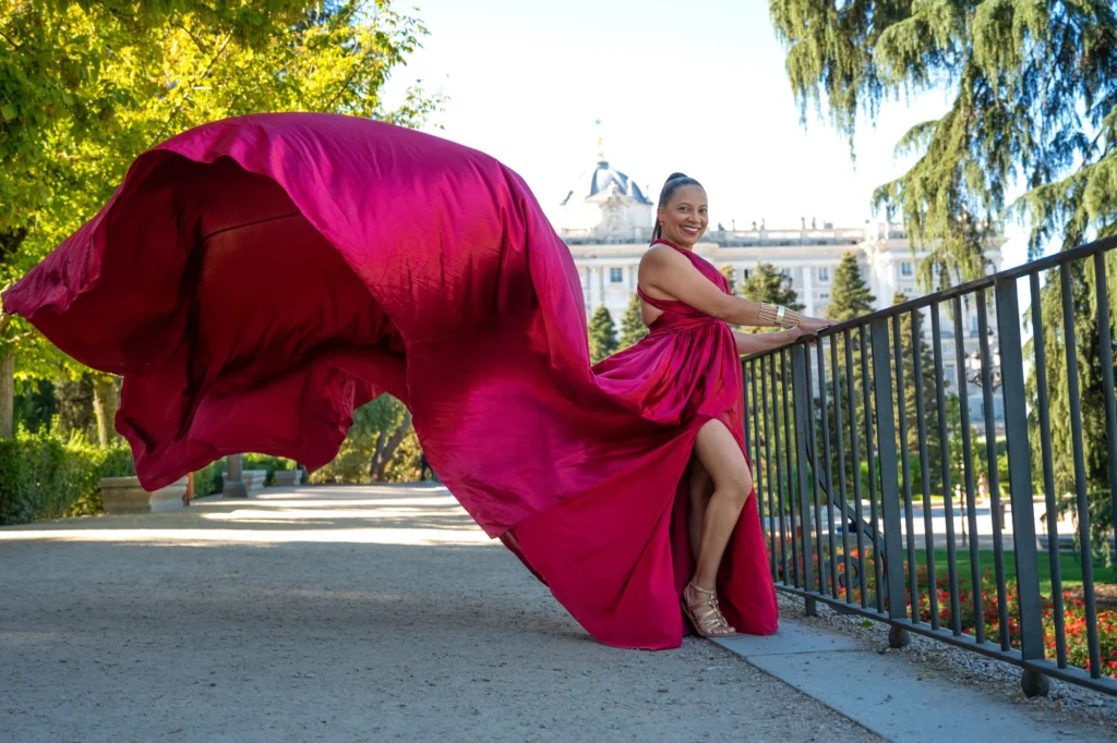 Mujer con vestido de vuelo rojo en los Jardines de Sabatini, en Madrid, foto 3