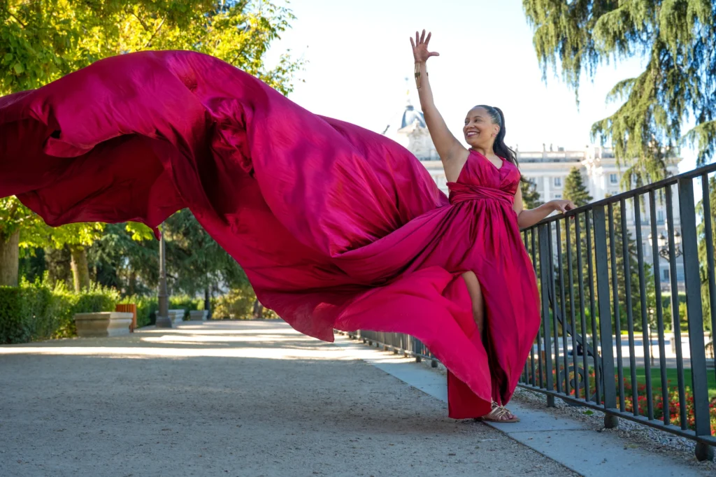 Mujer con vestido de vuelo rojo en los Jardines de Sabatini, en Madrid, foto 4