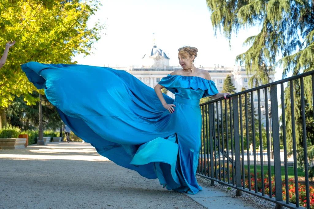 Mujer con vestido de vuelo azul turquesa en los Jardines de Sabatini, en Madrid, foto 2