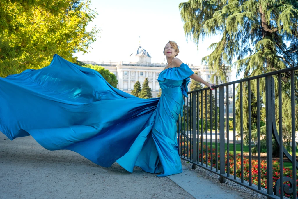 Mujer con vestido de vuelo azul turquesa en los Jardines de Sabatini, en Madrid, foto 3