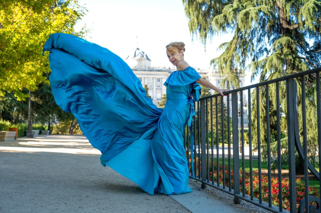 Mujer con vestido de vuelo azul turquesa en los Jardines de Sabatini, en Madrid, foto 4