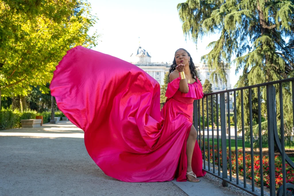 Mujer con vestido de vuelo fucsia en los Jardines de Sabatini, en Madrid, foto 6