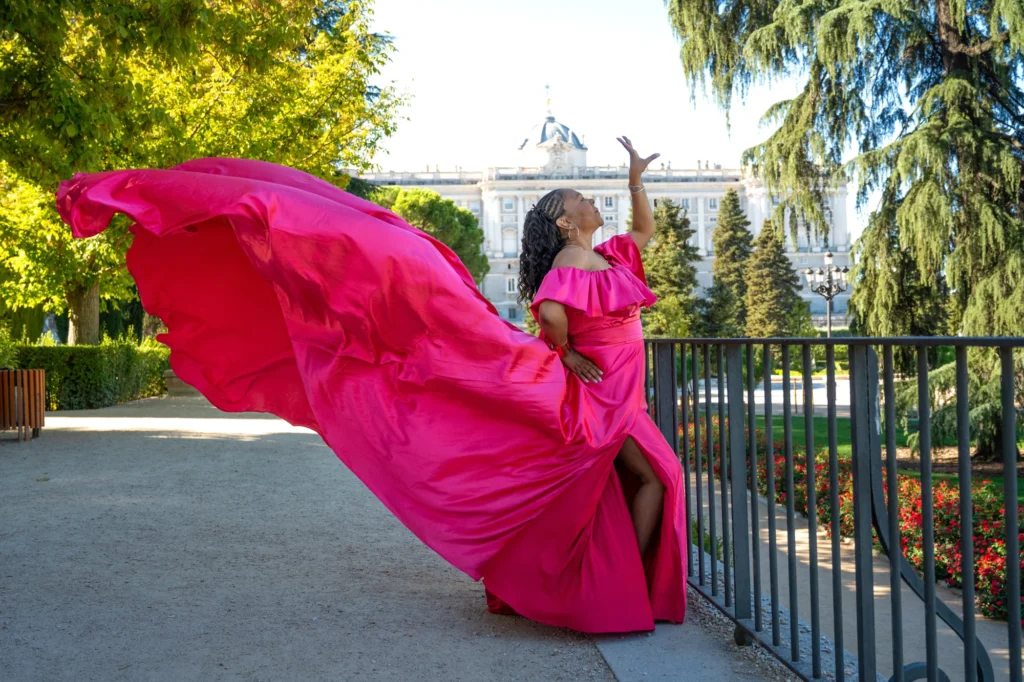 Mujer con vestido de vuelo fucsia en los Jardines de Sabatini, en Madrid, foto 7