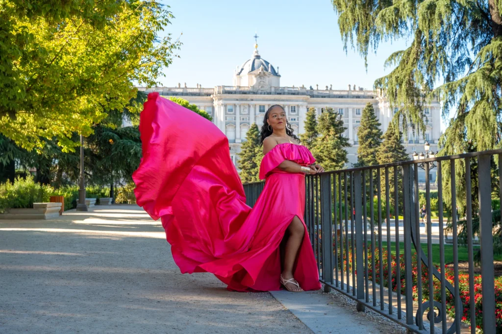Mujer con vestido de vuelo fucsia en los Jardines de Sabatini, en Madrid, foto 5