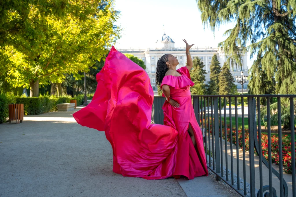 Mujer con vestido de vuelo fucsia en los Jardines de Sabatini, en Madrid, foto 1
