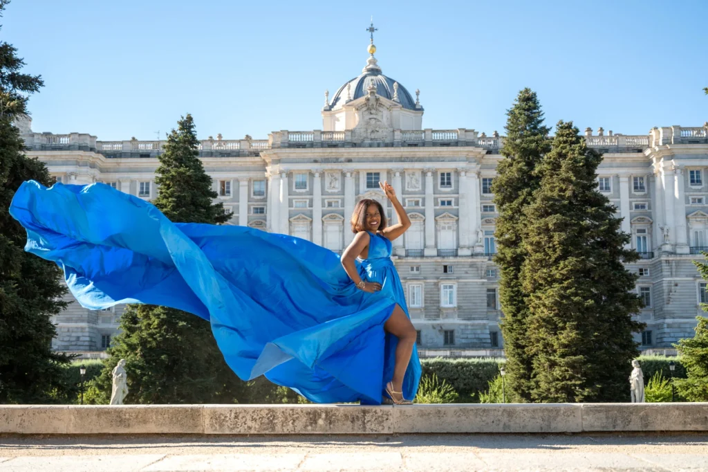 Mujer con vestido de vuelo azul en los Jardines de Sabatini, en Madrid, foto 1