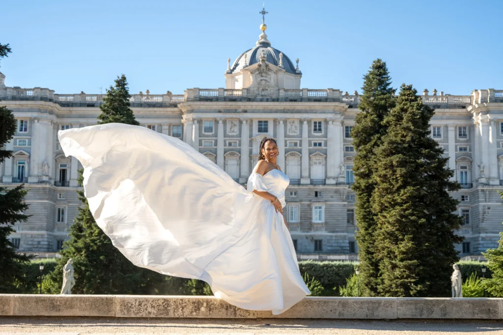 Mujer con vestido de vuelo blanco en los Jardines de Sabatini, en Madrid, foto 1