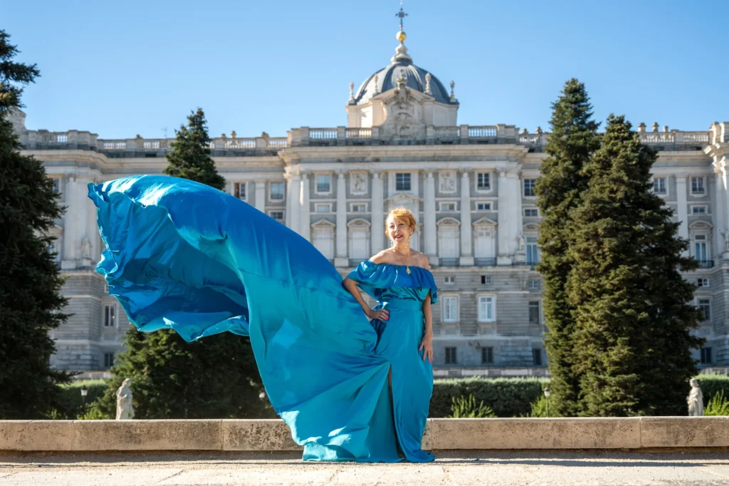 Mujer con vestido de vuelo azul turquesa en los Jardines de Sabatini, en Madrid, foto 1