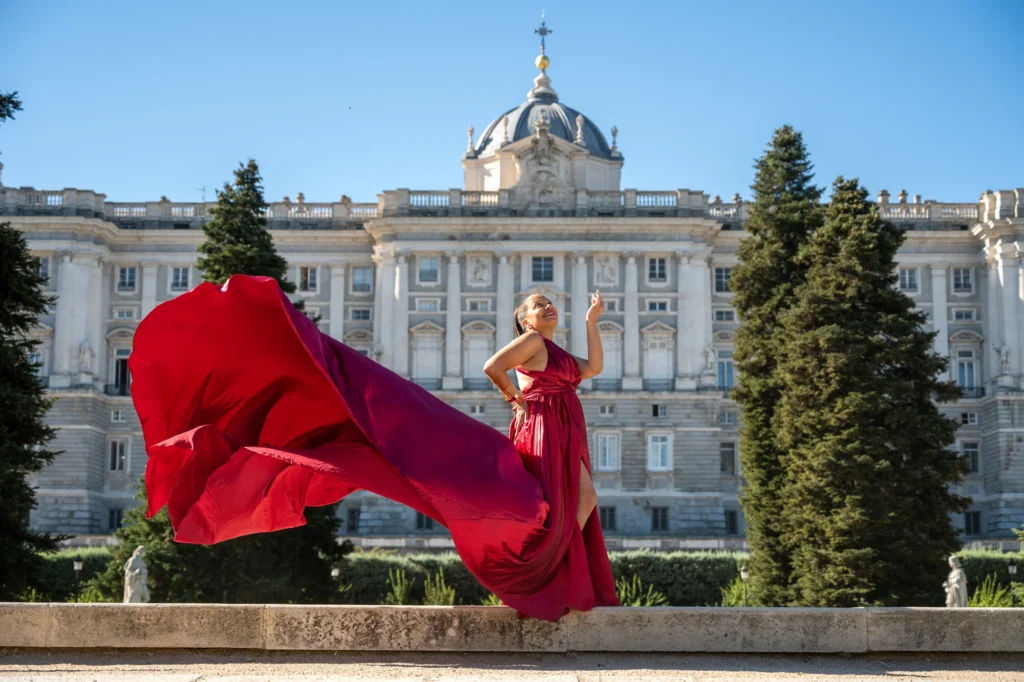 Mujer con vestido de vuelo rojo en los Jardines de Sabatini, en Madrid, foto 1