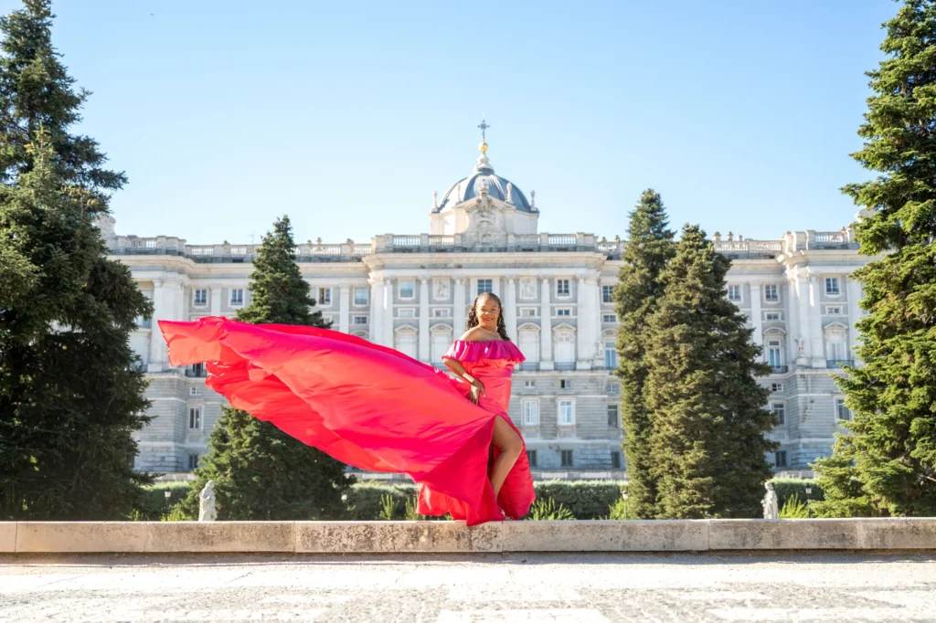 Mujer con vestido de vuelo fucsia en los Jardines de Sabatini, en Madrid, foto 2