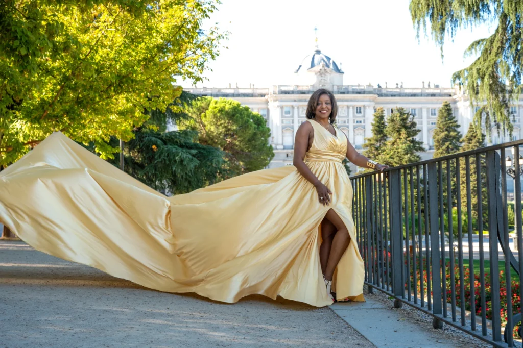Mujer con vestido de vuelo dorado en los Jardines de Sabatini, en Madrid, foto 1