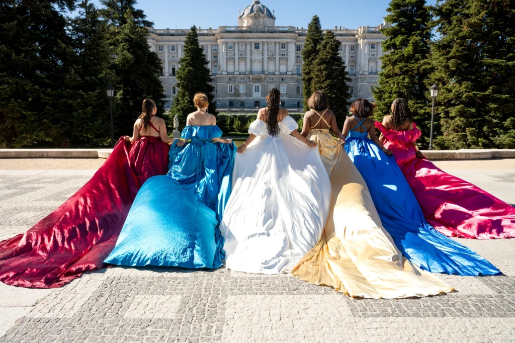 Seis mujeres con vestidos de vuelo de colores frente al Palacio Real de Madrid, foto 4