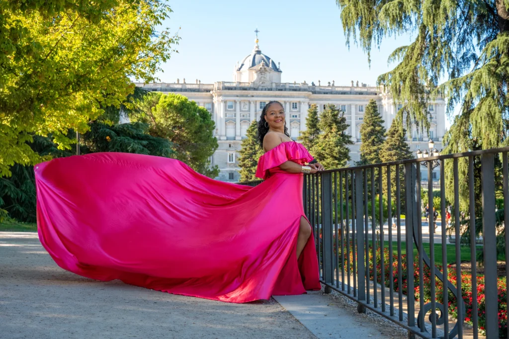 Mujer con vestido de vuelo fucsia en los Jardines de Sabatini, en Madrid, foto 3