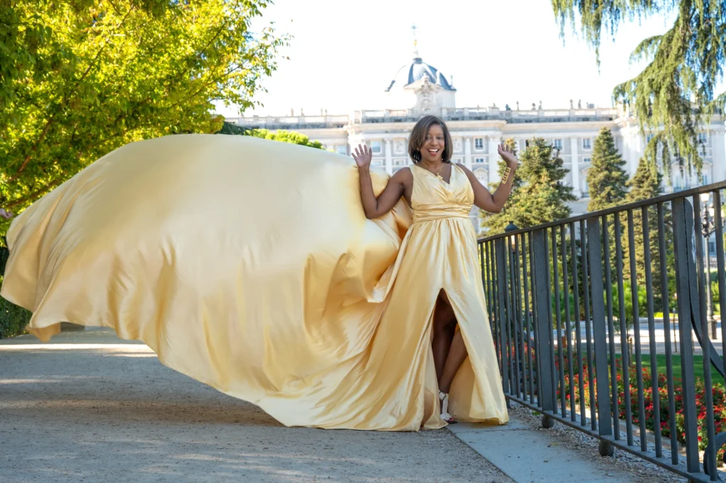 Mujer con vestido de vuelo dorado en los Jardines de Sabatini, en Madrid, foto 2