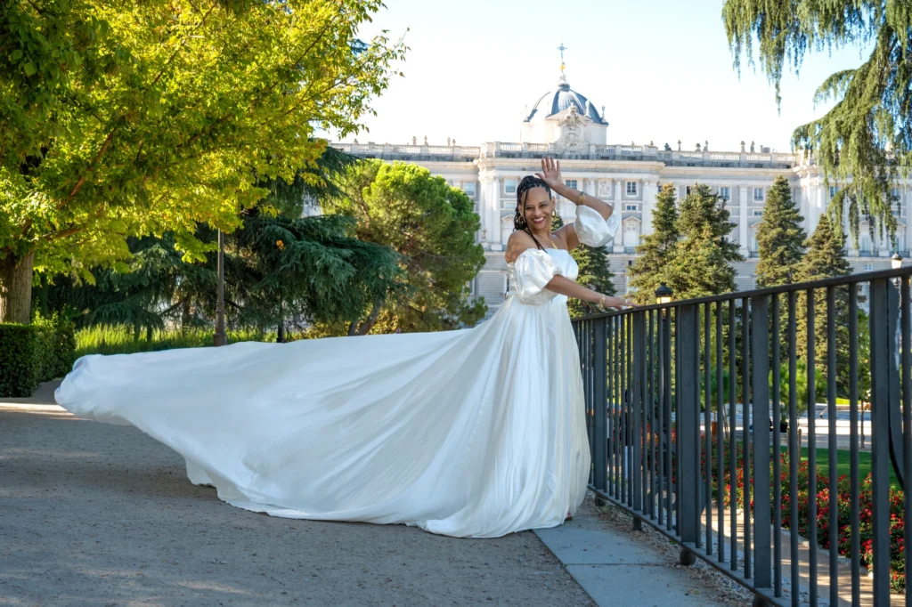 Mujer con vestido de vuelo blanco en los Jardines de Sabatini, en Madrid, foto 2
