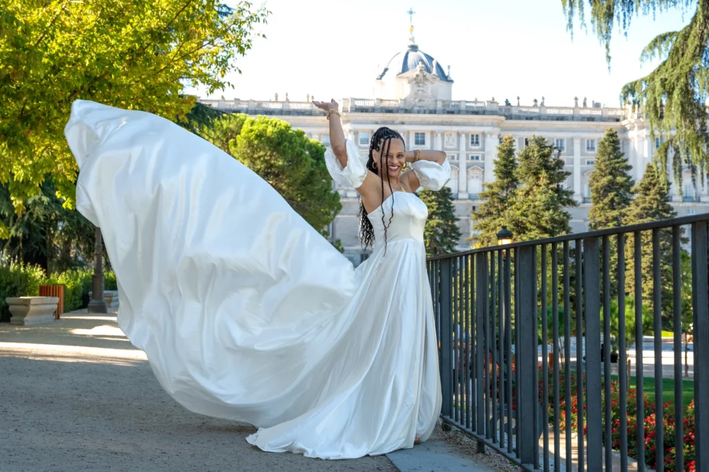 Mujer con vestido de vuelo blanco en los Jardines de Sabatini, en Madrid, foto 3