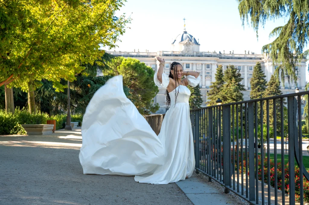 Mujer con vestido de vuelo blanco en los Jardines de Sabatini, en Madrid, foto 4