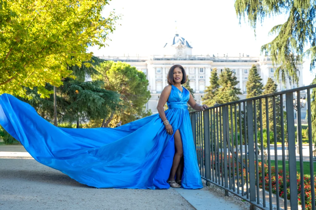 Mujer con vestido de vuelo azul en los Jardines de Sabatini, en Madrid, foto 2