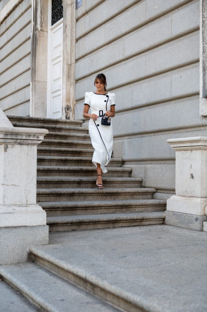 Patricia Fernández con vestido blanco en una sesión en exterior en Madrid, foto 6