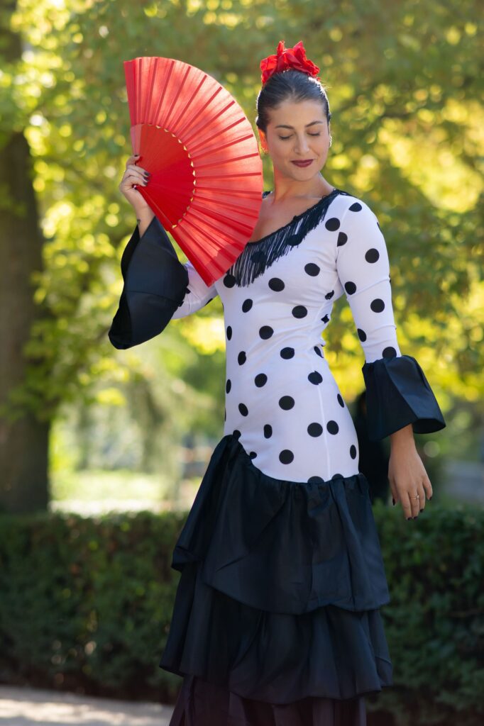 Traje de flamenca blanco de lunares del catálogo, en una sesión de fotos en Madrid