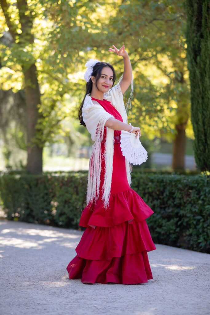 Traje de flamenca burdeos del catálogo, en una sesión de fotos en Madrid