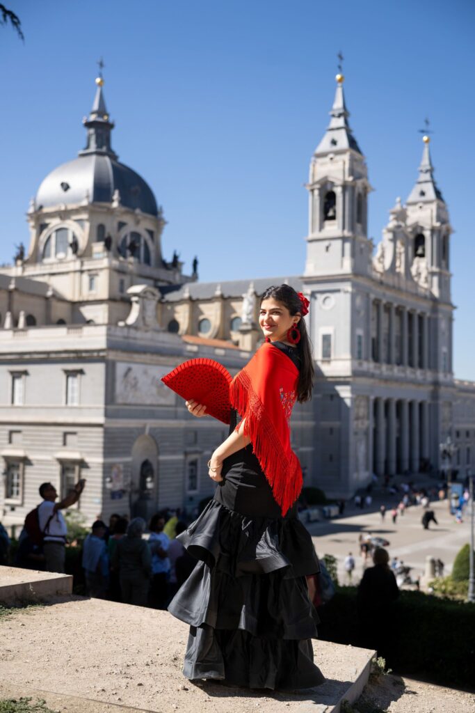 Traje de flamenca negro del catálogo, en una sesión de fotos en Madrid