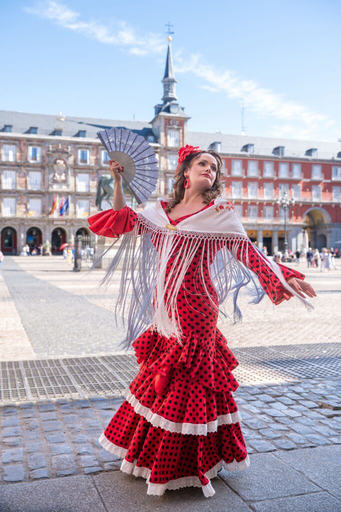 Traje de flamenca rojo de lunares del catálogo, en una sesión de fotos en Madrid
