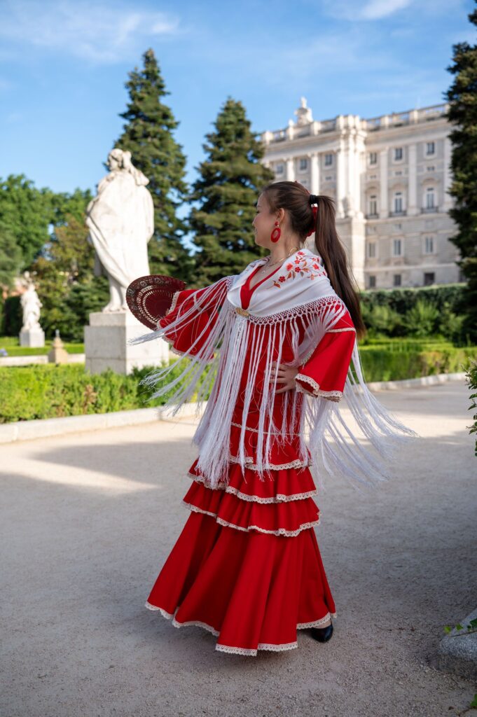 Traje de flamenca rojo con rayas blancas del catálogo, en una sesión de fotos en Madrid