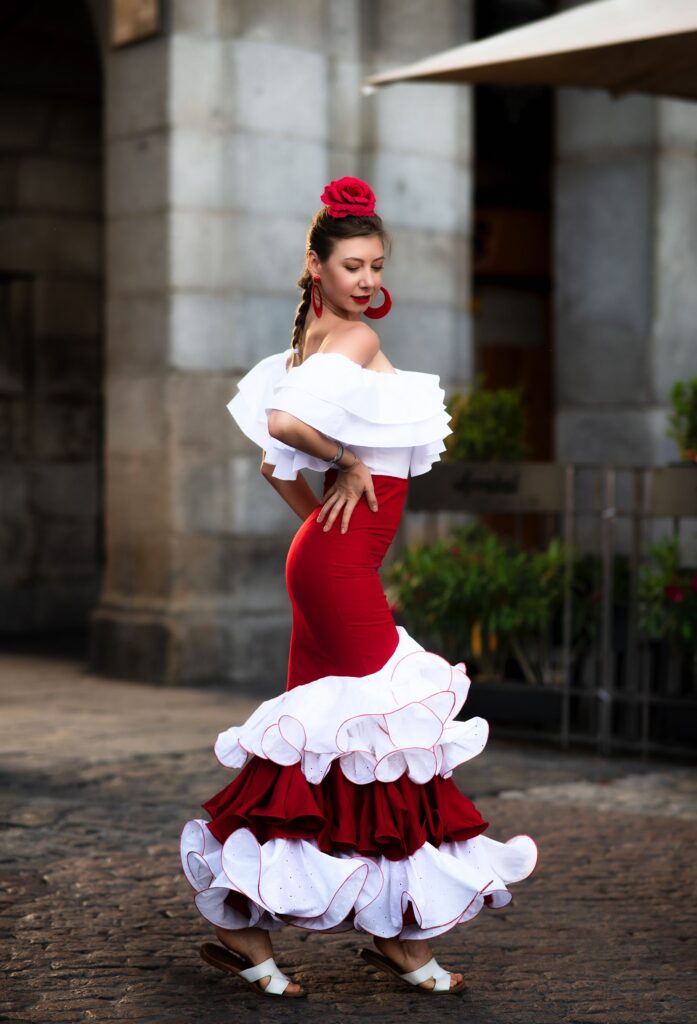 Traje de flamenca rojo y blanco del catálogo, en una sesión de fotos en Madrid