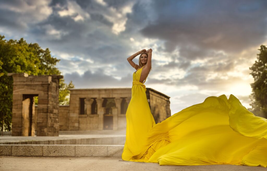 Vestido de vuelo amarillo del catálogo Flying Dress, en una sesión en Madrid