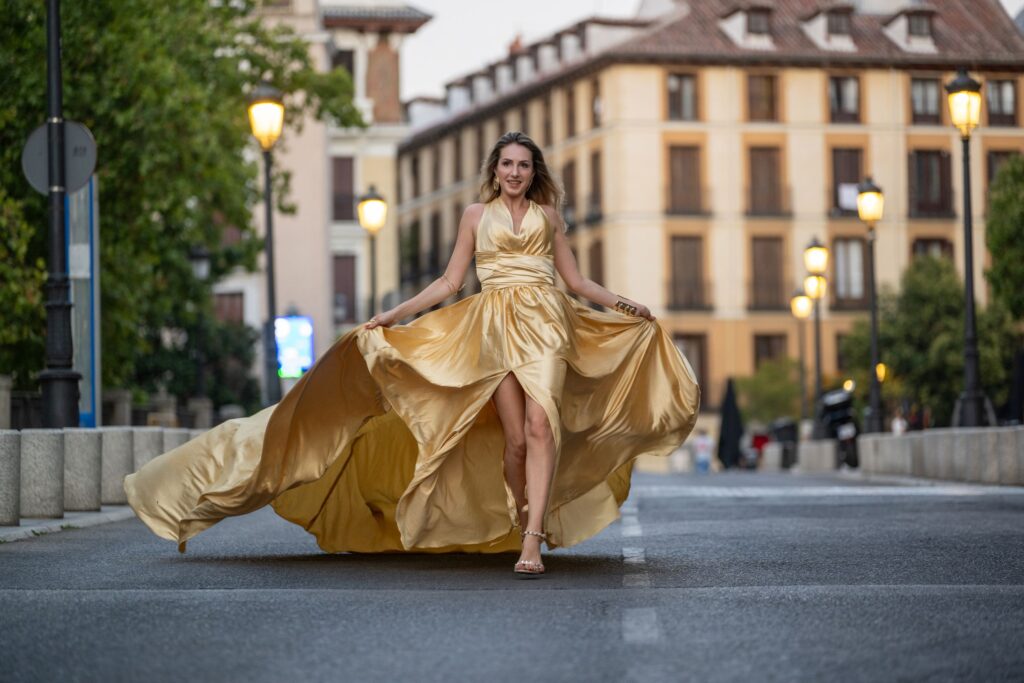 Vestido de vuelo dorado del catálogo Flying Dress, en una sesión en Madrid