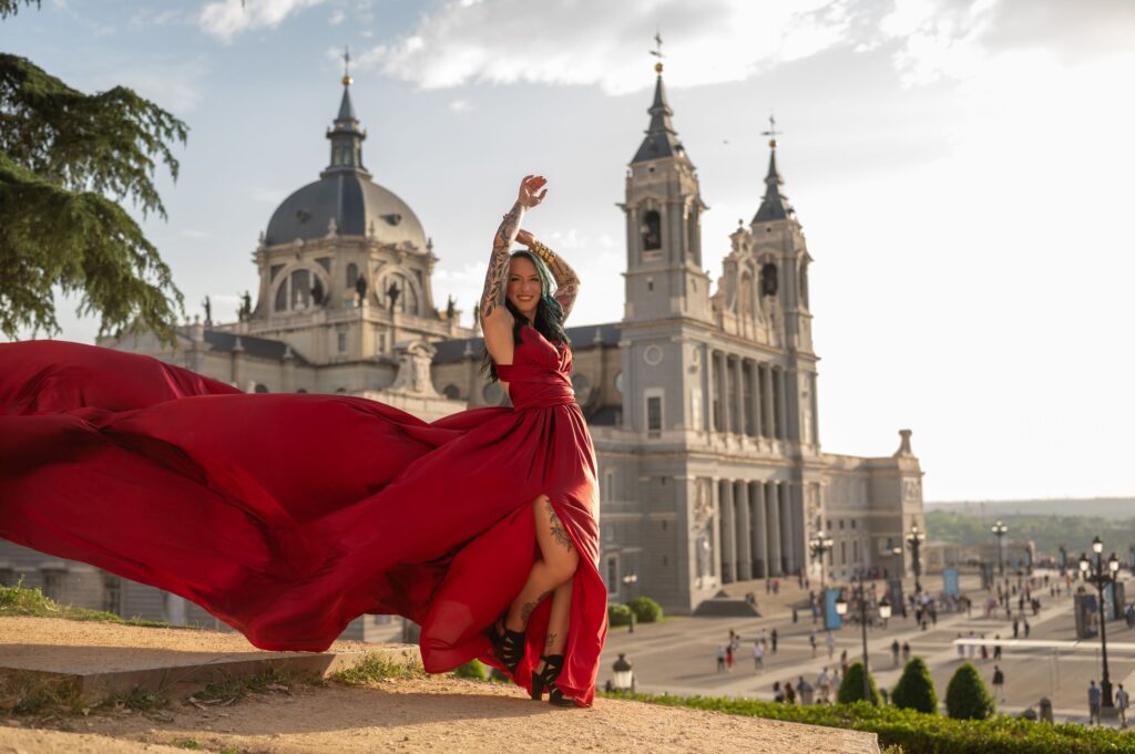 Vestido de vuelo rojo del catálogo Flying Dress, en una sesión en Madrid