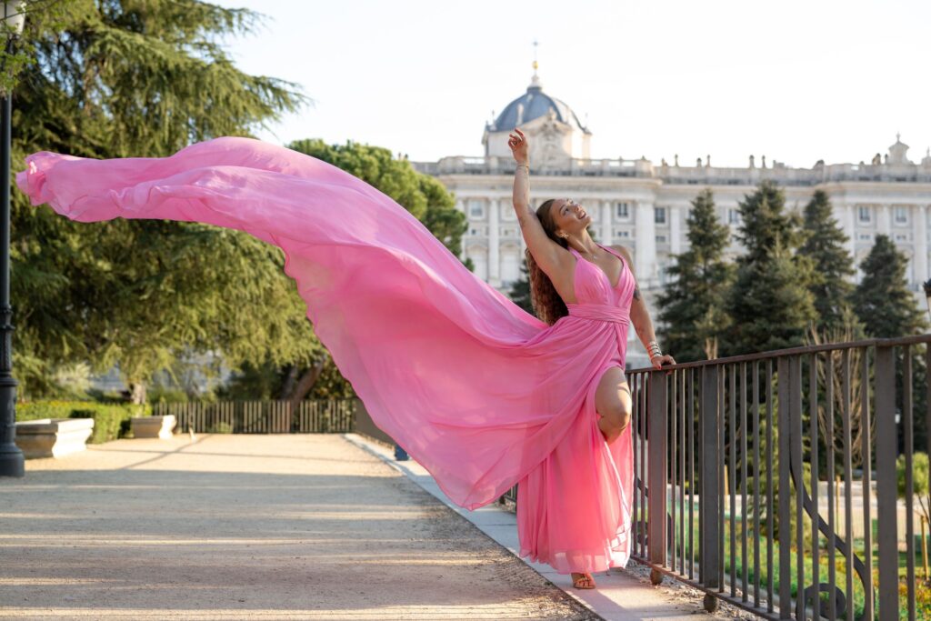 Vestido de vuelo rosa del catálogo Flying Dress, en una sesión en Madrid
