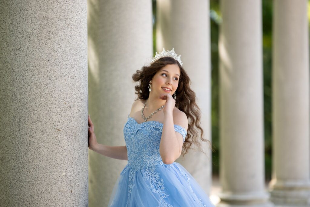 Vestido de quinceañera azul del estudio, en una sesión de fotos en Madrid