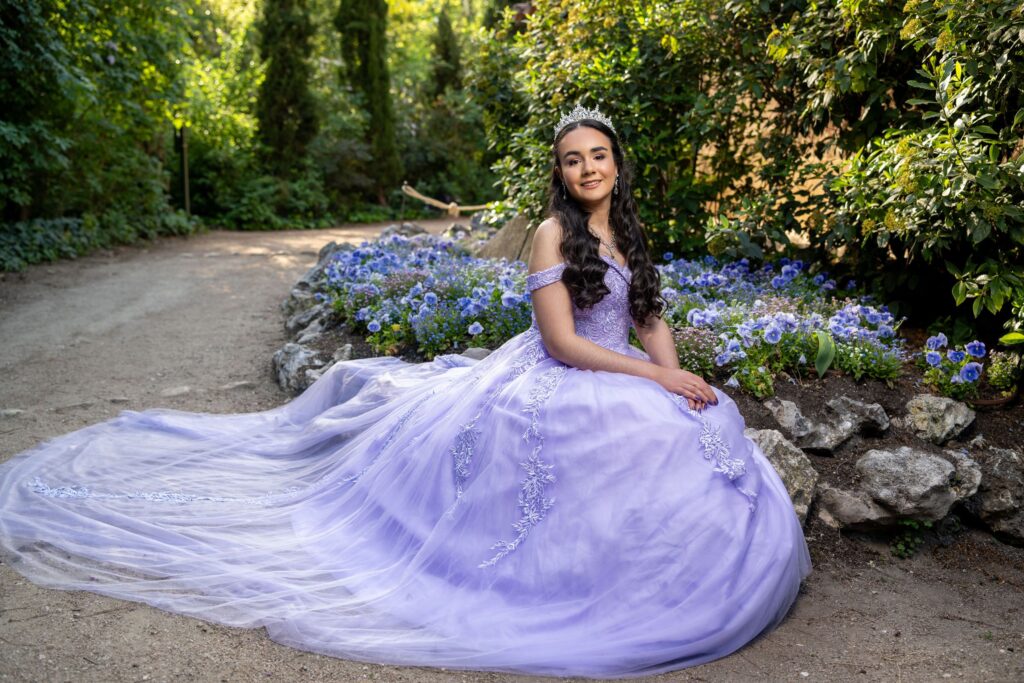 Vestido de quinceañera morado del estudio, en una sesión de fotos en Madrid
