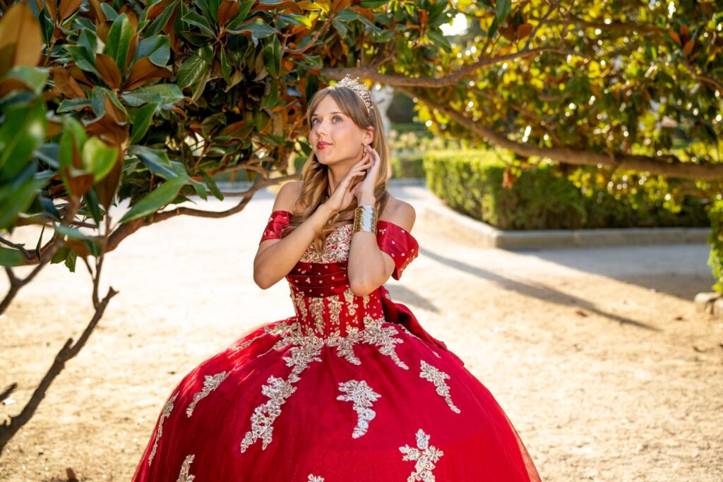 Vestido de quinceañera rojo del estudio, en una sesión de fotos en Madrid