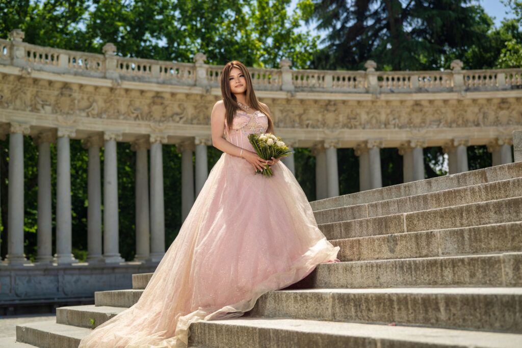 Vestido de quinceañera rosa y dorado del estudio, en una sesión de fotos en Madrid