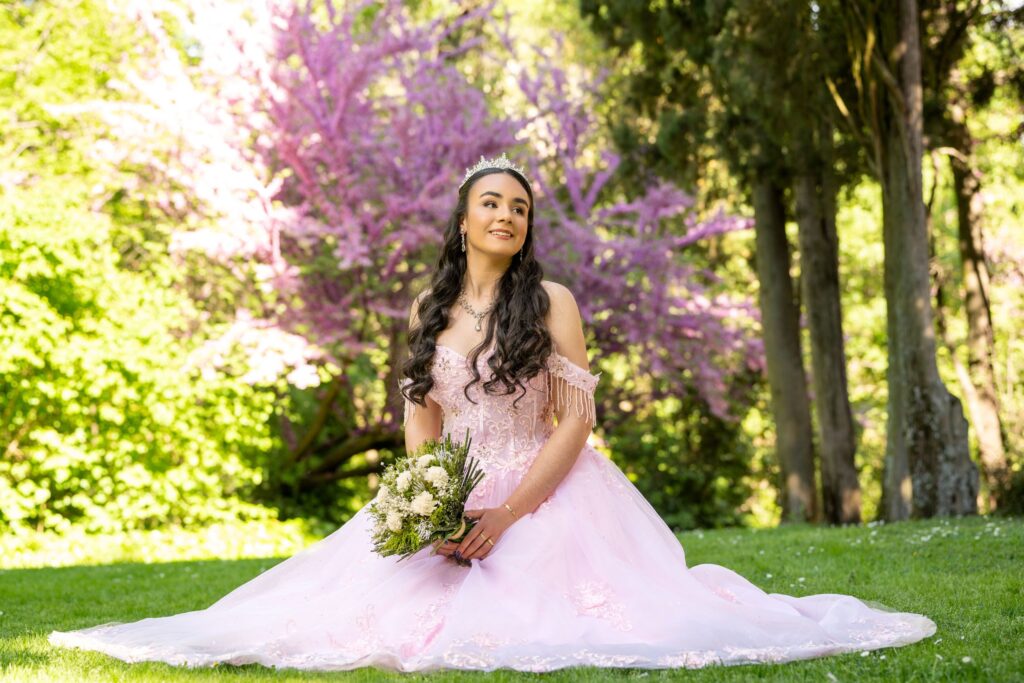 Vestido de quinceañera rosa del estudio, en una sesión de fotos en Madrid