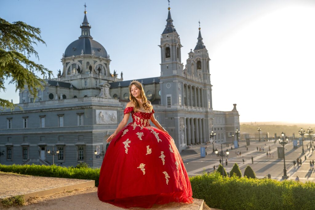 Quinceañera con vestido rojo en una sesión de fotos en Madrid