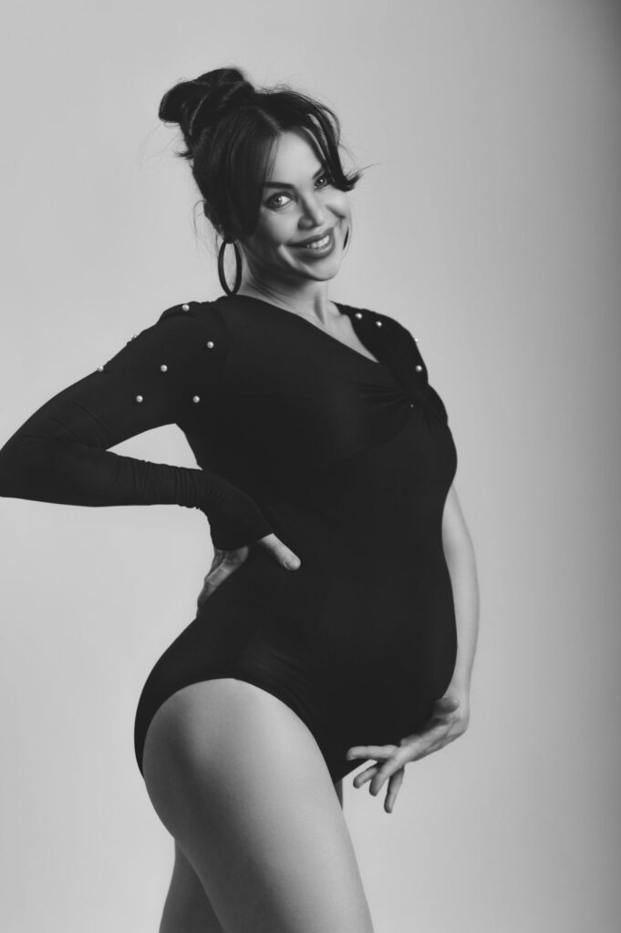 Embarazada con body negro, en blanco y negro
